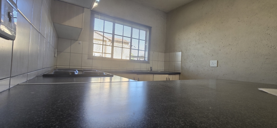 To Let 2 Bedroom Property for Rent in Azalea Park North West